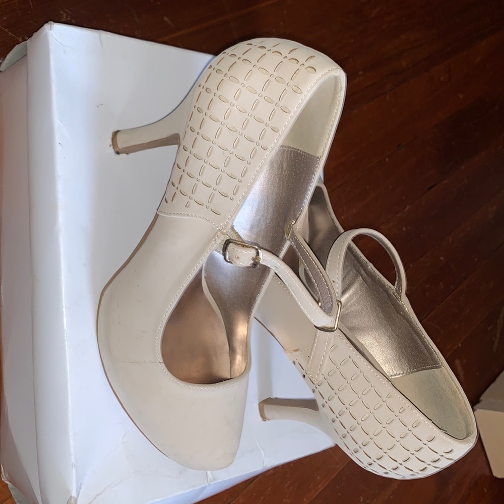 Tan Mary Jane style closed toe heel